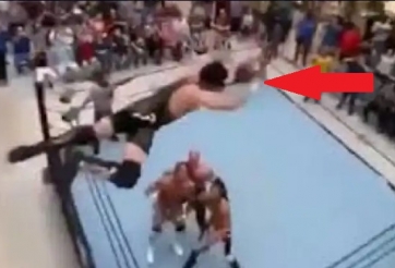 VIDEO: Đô vật nhảy từ tầng 2 xuống hạ knock-out đối thủ