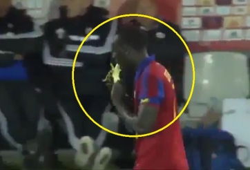 VIDEO: Cầu thủ nhận cái kết đắng vì ăn chuối mừng bàn thắng