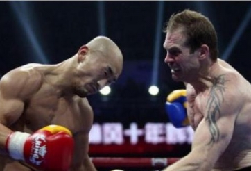 VIDEO: 'Đệ nhất' Thiếu Lâm Trung Quốc bị sĩ quan Mỹ đấm gục tại chỗ