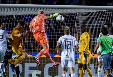 VIDEO: Thủ môn sắm vai người hùng khi lên tham gia tấn công phút cuối