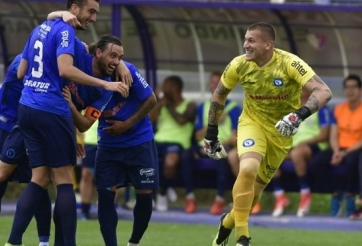 VIDEO: Thủ môn sút phạt ghi bàn không tưởng từ khoảng cách 90m