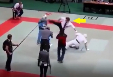 VIDEO: Trọng tài 'tung cước' hạ gục hai võ sĩ ngay trên sàn đấu