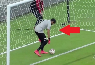 VIDEO: Thủ môn mắc sai lầm vào lưới nhặt bóng chỉ sau 10 giây