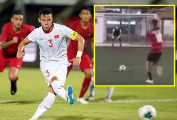 VIDEO: Cầu thủ biến thành trò cười vì sút penalty giống Quế Ngọc Hải