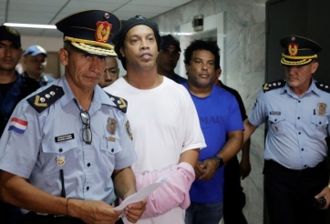 Cai ngục tiết lộ về cuộc sống trong tù của Ronaldinho