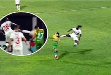 VIDEO: Cựu 'sát thủ' Arsenal bị thẻ đỏ vì 'tung cước' vào đầu đối thủ