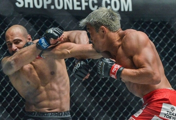 VIDEO: Võ sĩ 44 tuổi tung đòn 'hồi mã thương' khiến đối thủ bất tỉnh