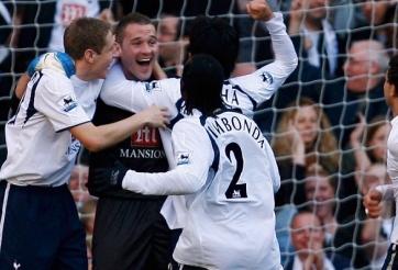 VIDEO: Thủ môn sút phạt ghi bàn khó tin tại Ngoại hạng Anh