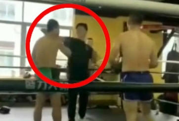 VIDEO: Võ sĩ Trung Quốc giở trò đánh lén đối thủ sau khi thua cuộc