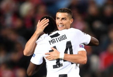 NÓNG: Đồng đội thứ hai của Ronaldo dương tính với COVID-19