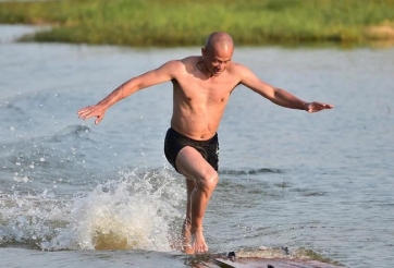 VIDEO: Cao thủ Thiếu Lâm lập kỷ lục chạy 150m trên mặt nước