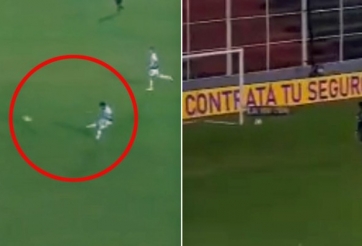 VIDEO: Cầu thủ lập siêu phẩm khó tin từ khoảng cách giữa sân