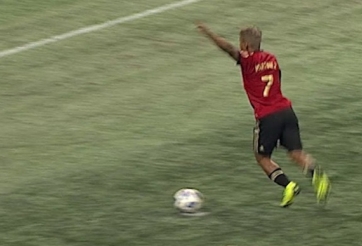 VIDEO: Cú sút penalty 'độc nhất vô nhị' trong lịch sử bóng đá