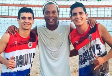 VIDEO: Ronaldinho trổ tài chơi bóng chuyền bằng... chân