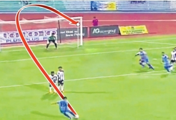 VIDEO: Siêu phẩm đá phạt 'quái dị' nhất lịch sử bóng đá