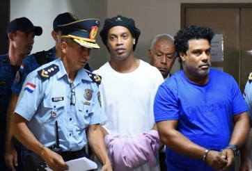 Nhà tù ra lệnh cấm người thân vào thăm Ronaldinho