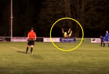 VIDEO: Siêu phẩm sút penalty nhào lộn 360 độ đầy ngoạn mục