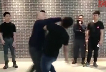 VIDEO: Hai môn đồ Vịnh Xuân Quyền đánh nhau túi bụi như tấu hài
