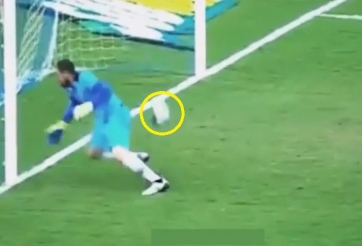 VIDEO: Pha cản phá penalty 'ăn rùa' nhất lịch sử bóng đá