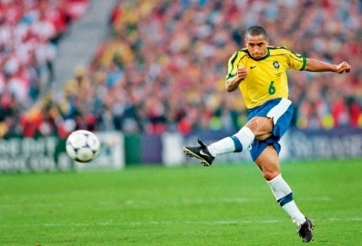 VIDEO: Roberto Carlos tái hiện cú sút phạt phá vỡ 'mọi quy tắc vật lý'