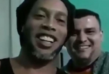 Ronaldinho khoe có người đá cặp ăn ý trong tù