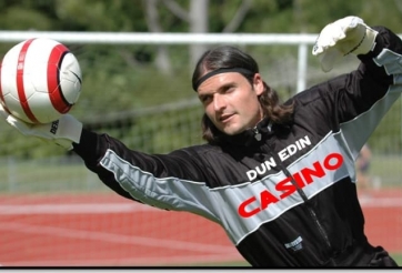 Thủ môn giữ kỷ lục thế giới: Khoác áo 25 đội bóng ở 6 lục địa khác nhau