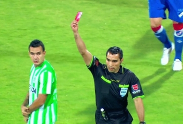 VIDEO: Cầu thủ bị thẻ đỏ chỉ sau 24 giây, khán giả choáng váng