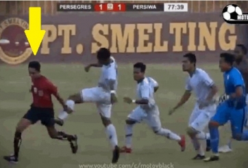 VIDEO: Trọng tài bị đuổi đánh 'hội đồng' ngay trên sân như phim hành động