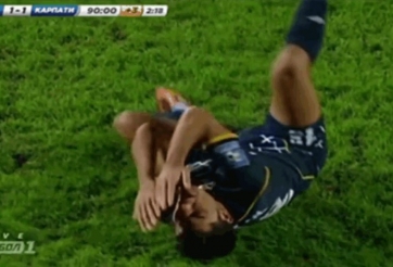 VIDEO: Cầu thủ ăn vạ như 'cá giãy chết' và cái kết