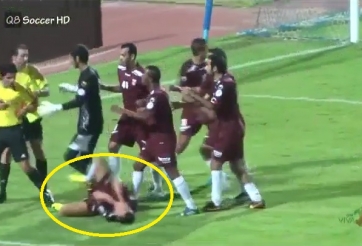 VIDEO: Trọng tài 'cứng' nhất năm, đánh gục cầu thủ ngay trên sân