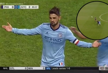 VIDEO: Nhà vô địch World Cup vô lê lập siêu phẩm từ khoảng cách giữa sân