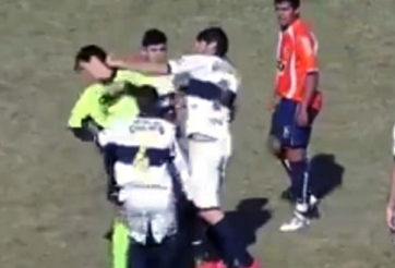 VIDEO: Trọng tài bị đánh nhập viện vì dám rút thẻ đỏ