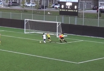 VIDEO: Nữ cầu thủ độc diễn ghi bàn gây sốt trên mạng xã hội