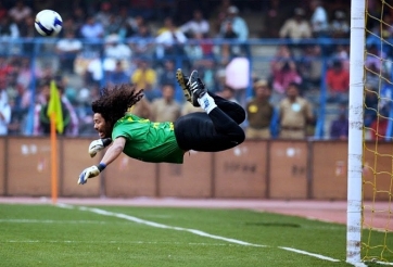 VIDEO: Tuyệt phẩm cứu thua kiểu 'bọ cạp' gây sốt trên toàn thế giới