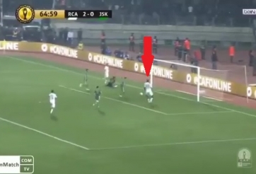 HÀI HƯỚC: Pha dứt điểm khiến... người bay vào lưới, còn bóng đi ra ngoài