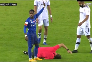 VIDEO: Trọng tài bị cầu thủ 'triệt hạ', đau đớn nằm gục trên sân