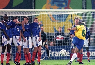 VIDEO: Roberto Carlos sút phạt kinh điển phá vỡ mọi 'định luật vật lý'