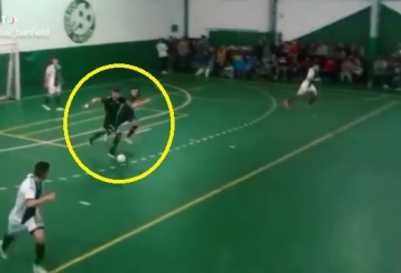 VIDEO: Thủ môn 'nổi loạn' đi bóng từ sân nhà và cái kết mãn nhãn