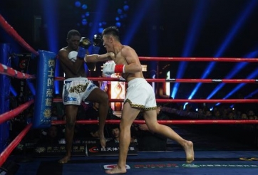 VIDEO: Võ sĩ Trung Quốc đánh túi bụi khiến nhà vô địch Kickboxing phải bỏ chạy