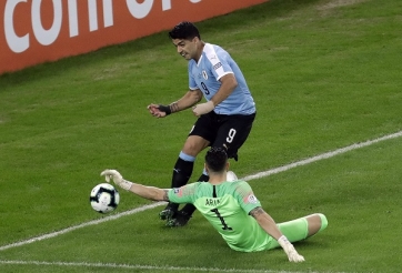 HÀI HƯỚC: Suarez đòi penalty vì bóng chạm tay... thủ môn