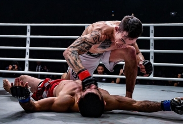 Võ sĩ gốc Việt lên gối 'tử thần' hạ gục đối thủ người Nga sau 12 giây