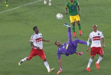 VIDEO: Thủ môn lập siêu phẩm 'xe đạp chổng ngược' khi lên tham gia tấn công