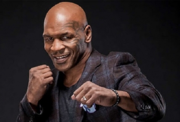 VIDEO: Mike Tyson tung những cú đấm uy lực ở tuổi 53