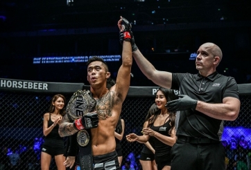 Võ sĩ gốc Việt hạ knock-out đối thủ, bảo vệ đai vô địch MMA thế giới