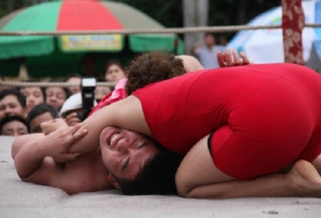 Nữ đô vật thách đấu trai hội làng và cái kết khó tin