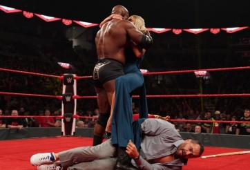 Bị đánh gục, đô vật cay đắng nhìn vợ xinh đẹp hôn đối thủ ngay trước mặt