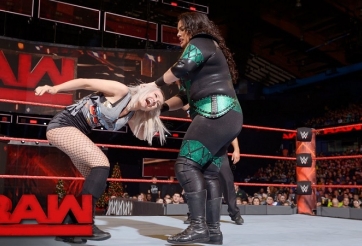 Nữ đô vật xinh đẹp như nữ thần bị đối thủ đánh 'lên bờ xuống ruộng'