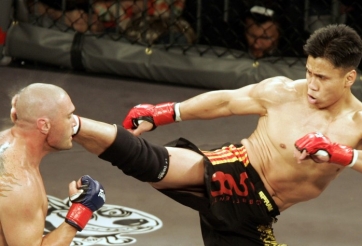 Tấn công dồn dập, Cung Lê ra đòn 'chí mạng' hạ gục đối thủ người Mỹ