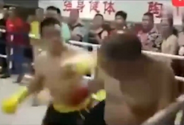 Cao thủ Thiếu Lâm 'nội công thâm hậu' lĩnh 'mưa' đòn của võ sĩ Muay Thái