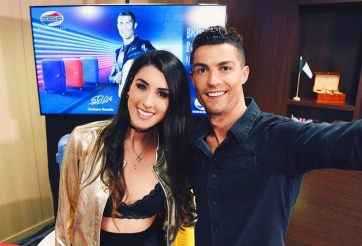 Nữ VĐV quyến rũ nhất hành tinh 'làm loạn' phòng thay đồ để gặp Ronaldo